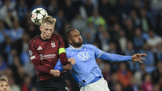 epa11558545 Sparta's Victor Olatunji and Malmo's Isaac Kiese Thelin in action during the UEFA Champions League play-off first leg soccer match between Malmo FF and AC Sparta Praha in Malmo, Sweden, 21 August 2024.  EPA/Andreas Hillergren SWEDEN OUT