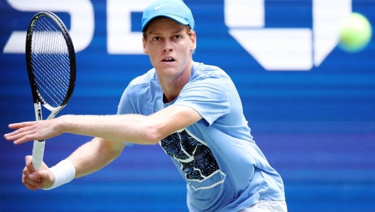 NEW YORK, NEW YORK - AUGUST 22: Jannik Sinner of Italy returns the ball during a practice session prior to the start of the 2024 US Open at USTA Billie Jean King National Tennis Center on August 22, 2024 in the Flushing neighborhood of the Queens borough of New York City.   Sarah Stier/Getty Images/AFP (Photo by Sarah Stier / GETTY IMAGES NORTH AMERICA / Getty Images via AFP)