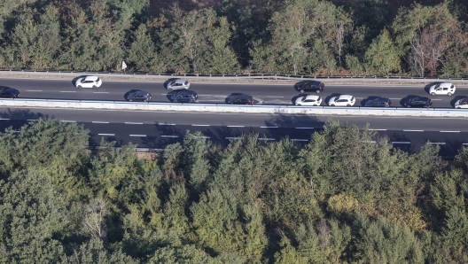 Un elicottero della Polizia del reparto volo di Pratica di Mare nel corso di un volo di pattugliamento per controllare il traffico sulla SS 148 Pontina Roma sud durante un weekend di esodo estivo, Roma, 10 Agosto 2024. ANSA/GIUSEPPE LAMI