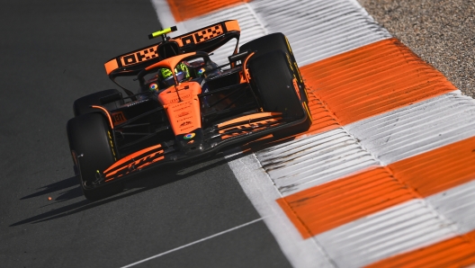 ZANDVOORT, NETHERLANDS - AUGUST 25: Lando Norris of Great Britain driving the (4) McLaren MCL38 Mercedes on track during the F1 Grand Prix of Netherlands at Circuit Zandvoort on August 25, 2024 in Zandvoort, Netherlands. (Photo by Rudy Carezzevoli/Getty Images)