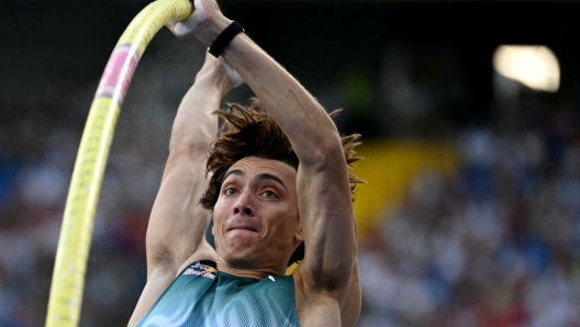 Swedens Armand Duplantis competes during the men's pole vault event of the Silesia Diamond League athletics meeting in Chorzow, Poland, on August 25, 2024. (Photo by Sergei GAPON / AFP)