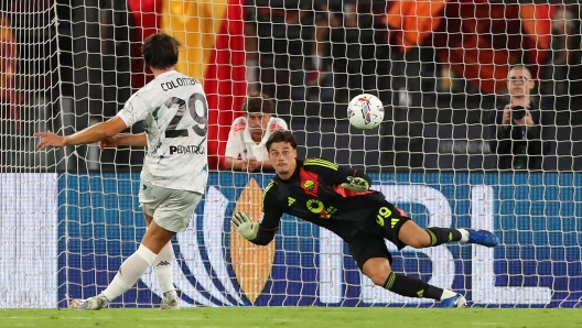 ROME, ITALY - AUGUST 25: Lorenzo Colombo of Empoli scores his team's second goal from a penalty kick past Mile Svilar of AS Roma during the Serie A match between AS Roma and Empoli at Stadio Olimpico on August 25, 2024 in Rome, Italy. (Photo by Paolo Bruno/Getty Images)