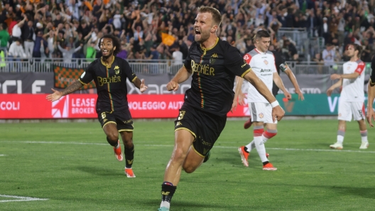 Christian Gytkjaer esultanza gol 1-0 during the Serie B soccer match between Cremonese and Venezia at the Giovanni Zini Stadium in Cremona, north Italy - Sunday, June 02,  2024. Sport - Soccer Venezia/LaPresse