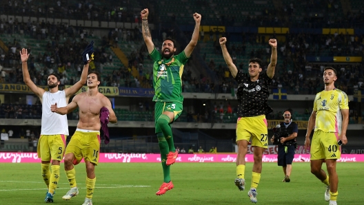 VERONA, ITALY - AUGUST 26:  Juventus players celebrate after the Serie A match between Hellas Verona and Juventus at Stadio Marcantonio Bentegodi on August 26, 2024 in Verona, Italy. (Photo by Alessandro Sabattini/Getty Images)