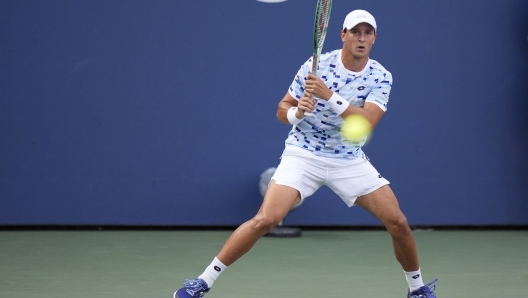 Luciano Darderi, of Italy, returns a shot to Sebastian Baez, of Argentina, during a first round match of the U.S. Open tennis championships, Monday, Aug. 26, 2024, in New York. (AP Photo/Frank Franklin II)