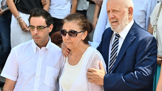 I genitori e il compagno di Sharon Verzeni, la 33enne uccisa in strada a Terno d'Isola, durante i funerali della donna a Bottanuco nel Bergamasco, 3 agosto 2024. ANSA/MICHELE MARAVIGLIA