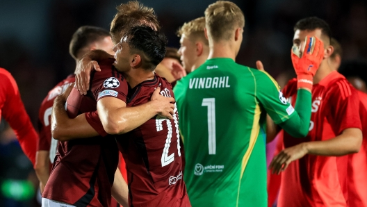 epa11567802 Players of Sparta celebrate after winning the UEFA Champions League play-off second leg soccer match between AC Sparta Praha and Malmo FF in Prague, Czech Republic, 27 August 2024.  EPA/MARTIN DIVISEK