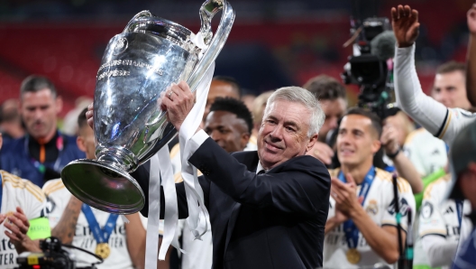 epa11384859 Head coach Carlo Ancelotti of Real Madrid celebrates with the trophy after winning the UEFA Champions League final match of Borussia Dortmund against Real Madrid, in London, Britain, 01 June 2024. Real Madrid wins their 15th UEFA Champions League.  EPA/ADAM VAUGHAN