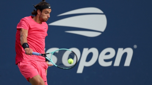 NEW YORK, NEW YORK - AUGUST 28: Lorenzo Musetti of Italy returns a shot against Miomir Kecmanovic of Serbia during their Men's Singles Second Round match on Day Three of the 2024 US Open at USTA Billie Jean King National Tennis Center on August 28, 2024 in the Flushing neighborhood of the Queens borough of New York City.   Sarah Stier/Getty Images/AFP (Photo by Sarah Stier / GETTY IMAGES NORTH AMERICA / Getty Images via AFP)