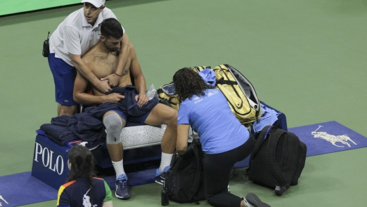 epa11570412 Novak Djokovic of Serbia is attended to by trainers during break against Laslo Djere of Serbia during their second round match of the US Open Tennis Championships at the USTA Billie Jean King National Tennis Center in Flushing Meadows, New York, USA, 28 August 2024. The US Open tournament runs from 26 August through 08 September.  EPA/CJ GUNTHER