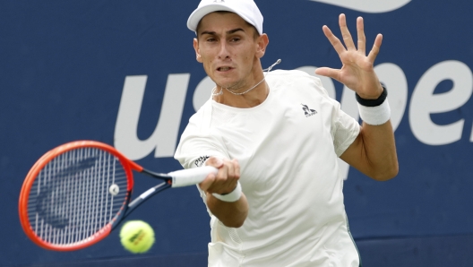 epa11571497 Matteo Arnaldi of Italy in action against Roman Safiullin of Russia during their second round match at the US Open Tennis Championships at the USTA Billie Jean King National Tennis Center in Flushing Meadows, New York, USA, 29 August 2024. The US Open tournament runs from 26 August through 08 September.  EPA/JOHN G. MABANGLO