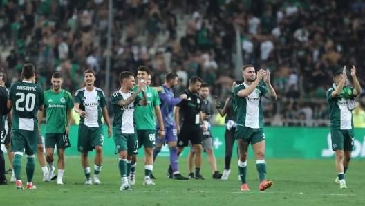 epa11572333 Players of Panathinaikos celebrate their victory after the UEFA Conference League Play-offs 2nd leg soccer match between Panathinaikos and Lens held in Olympic Athletic Center of Athens in Athens, Greece, 29 August 2024.  EPA/PANAGIOTIS MOSCHANDREOU