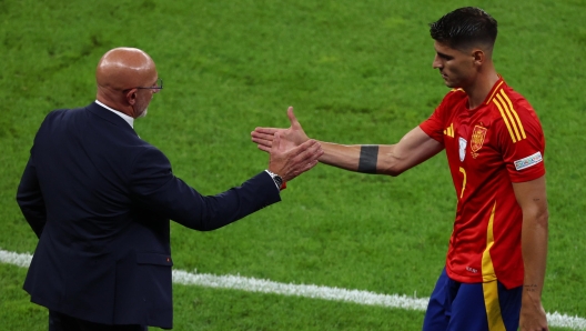 epa11478618 Alvaro Morata of Spain shakes hand with Head coach Luis de la Fuente of Spain as he leaves the pitch during the UEFA EURO 2024 final soccer match between Spain and England, in Berlin, Germany, 14 July 2024.  EPA/HANNIBAL HANSCHKE