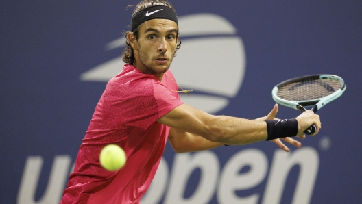 epa11574625 Lorenzo Musetti of Italy in action against Brandon Nakashima of the United States, during their third round match of the US Open Tennis Championships at the USTA Billie Jean King National Tennis Center in Flushing Meadows, New York, USA, 30 August 2024. The US Open tournament runs from 26 August through 08 September.  EPA/CJ GUNTHER