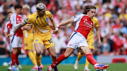 Arsenal's Italian defender #33 Riccardo Calafiori (R) challenges Brighton's Paraguayan striker #10 Julio Enciso during the English Premier League football match between Arsenal and Brighton and Hove Albion at the Emirates Stadium in London on August 31, 2024. (Photo by BENJAMIN CREMEL / AFP) / RESTRICTED TO EDITORIAL USE. No use with unauthorized audio, video, data, fixture lists, club/league logos or 'live' services. Online in-match use limited to 120 images. An additional 40 images may be used in extra time. No video emulation. Social media in-match use limited to 120 images. An additional 40 images may be used in extra time. No use in betting publications, games or single club/league/player publications. /