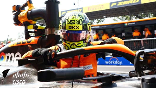 MONZA, ITALY - AUGUST 31: Lando Norris of Great Britain and McLaren exits the car in the Pitlane during qualifying ahead of the F1 Grand Prix of Italy at Autodromo Nazionale Monza on August 31, 2024 in Monza, Italy. (Photo by Clive Rose/Getty Images)