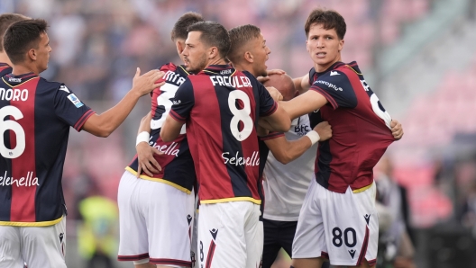 Bologna's Giovanni Fabbian and the players of Bologna celebrate with Bologna's head coach Vincenzo Italiano after scoring the 1-0 goal during the Serie A Enilive 2024/2025 match between Bologna and Empoli - Serie A Enilive at Renato Dall?Ara Stadium - Sport, Soccer - Bologna, Italy - Saturday August 31, 2024 (Photo by Massimo Paolone/LaPresse)