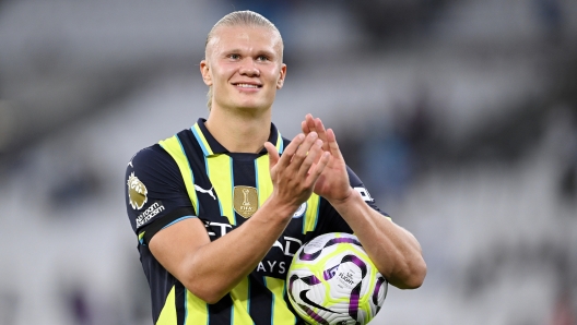 LONDON, ENGLAND - AUGUST 31: Erling Haaland of Manchester City acknowledges the fans, while holding the match ball after completing his hat trick, followingthe Premier League match between West Ham United FC and Manchester City FC at London Stadium on August 31, 2024 in London, England. (Photo by Justin Setterfield/Getty Images)