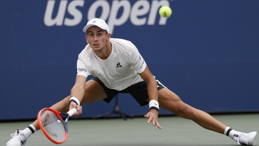 epa11576650 Matteo Arnaldi of Italy in action against Jordan Thompson of Australia during their third round match at the US Open Tennis Championships at the USTA Billie Jean King National Tennis Center in Flushing Meadows, New York, USA, 31 August 2024. The US Open tournament runs from 26 August through 08 September.  EPA/JOHN G. MABANGLO