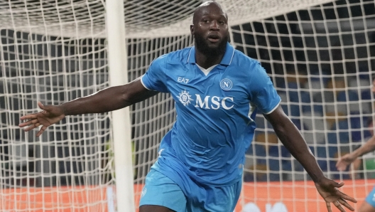 Napoli?s forward Romero Lukaku   jubilates with his teammate after scoring the goal  during the Italian Serie A soccer match SSC Napoli vs FC Parma at "Diego Armando Maradona" stadium in Naples, Italy, 31 August 2024  ANSA/CESARE ABBATE