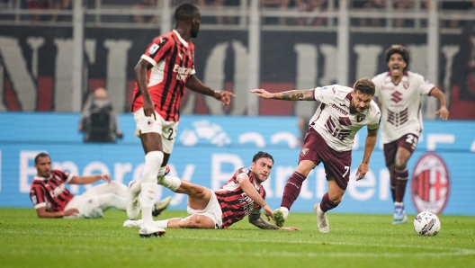 AC Milan?s Davide Calabria fights for the ball with Torino?s Karol Linetty during the Serie A soccer match between Milan and Torino at the San Siro Stadium in Milan, north Italy - Saturday, August 17, 2024. Sport - Soccer . (Photo by Marco Alpozzi/Lapresse)