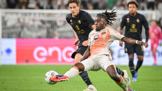 TURIN, ITALY - SEPTEMBER 01: Manu Kone of AS Roma competes for the ballduring the Serie A match between Juventus and AS Roma at Allianz Stadium on September 01, 2024 in Turin, Italy. (Photo by Fabio Rossi/AS Roma via Getty Images)