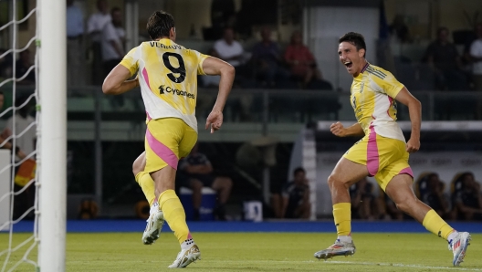 VERONA, ITALY - AUGUST 26: Dusan Vlahovic of Juventus FC celebrates his first goal with his teammate Andrea Cambiaso during the Serie match between Hellas Verona and Juventus at Stadio Marcantonio Bentegodi on August 26, 2024 in Verona, Italy. (Photo by Pier Marco Tacca/Getty Images)