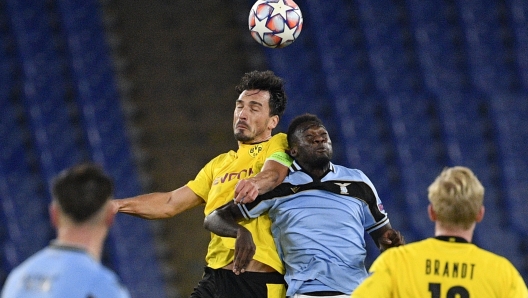 Foto Fabrizio Corradetti / LaPresse 20 ottobre 2020 Roma ( Italia) Sport Calcio Lazio - Borussia Dortmund Uefa Champions League 2020-2021 - Stadio Olimpico di Roma Nella foto: Felipe Caicedo (Lazio) Mats Hummels (Borussia Dortmund)  Photo Fabrizio Corradetti - LaPresse October 20st Roma (Italy) Sport Soccer Lazio - Borussia Dortmund Uefa Champions League  2020-2021 - Olimpico Stadium of Roma In the pic:  Felipe Caicedo (Lazio) Mats Hummels (Borussia Dortmund)