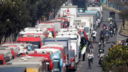 Truck drivers block a street in Bogota on September 4, 2024, to protest against the rise in the price of a subsidized gallon of diesel, which has risen by the equivalent of 46 cents on the dollar. (Photo by Andrea ARIZA / AFP)