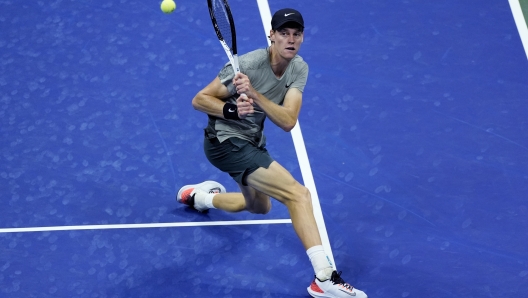 Jannik Sinner, of Italy, returns to Daniil Medvedev, of Russia, during the quarterfinals of the U.S. Open tennis championships, Wednesday, Sept. 4, 2024, in New York. (AP Photo/Eduardo Munoz Alvarez)