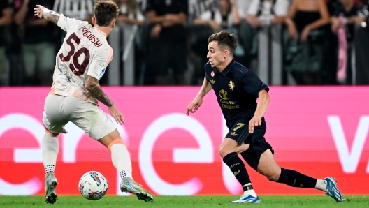 TURIN, ITALY - SEPTEMBER 01: Francisco Conceicao of Juventus is challenged by Nicola Zalewski of AS Roma during the Serie A match between Juventus and AS Roma at Allianz Stadium on September 01, 2024 in Turin, Italy. (Photo by Daniele Badolato - Juventus FC/Juventus FC via Getty Images)