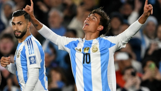 Argentina's midfielder Paulo Dybala (R) celebrates next to forward Valentin Castellanos after scoring during the 2026 FIFA World Cup South American qualifiers football match between Argentina and Chile at the Mas Monumental stadium in Buenos Aires on September 5, 2024. (Photo by Luis ROBAYO / AFP)