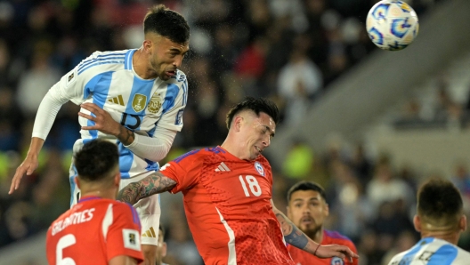 Argentina's forward Nicolas Gonzalez (L) heads the ball over Chile's midfielder Rodrigo Echeverria during the 2026 FIFA World Cup South American qualifiers football match between Argentina and Chile, at the Mas Monumental stadium in Buenos Aires, on September 5, 2024. (Photo by JUAN MABROMATA / AFP)