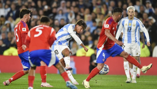 Argentina's Paulo Dybala scores his side's third goal against Chile during a qualifying soccer match for the FIFA World Cup 2026 in Buenos Aires, Argentina, Thursday, Sept. 5, 2024. (AP Photo/Gustavo Garello)