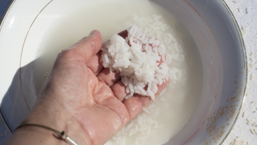 L'acqua di riso fa bene ai capelli