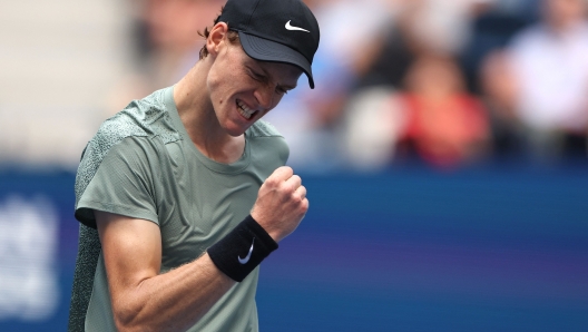 NEW YORK, NEW YORK - SEPTEMBER 06: Jannik Sinner of Italy celebrates a point against Jack Draper of Great Britain during their Men's Singles Semifinal match on Day Twelve of the 2024 US Open at USTA Billie Jean King National Tennis Center on September 06, 2024 in the Flushing neighborhood of the Queens borough of New York City.   Luke Hales/Getty Images/AFP (Photo by Luke Hales / GETTY IMAGES NORTH AMERICA / Getty Images via AFP)