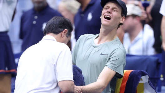 NEW YORK, NEW YORK - SEPTEMBER 06: Jannik Sinner of Italy has his wrist treated by director of Medical Services Alejandro Resnicoff after falling during a rally against Jack Draper of Great Britain during their Men's Singles Semifinal match on Day Twelve of the 2024 US Open at USTA Billie Jean King National Tennis Center on September 06, 2024 in the Flushing neighborhood of the Queens borough of New York City.   Matthew Stockman/Getty Images/AFP (Photo by MATTHEW STOCKMAN / GETTY IMAGES NORTH AMERICA / Getty Images via AFP)