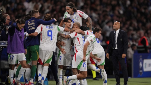 celebrates Italy after goal 1 - 2  Davide Frattesi (Italy)  with Luciano Spalletti (Italy) during the Uefa Nations League 24-25 soccer match between France and Italy (group B) at the Parc des Princes, Paris, France -  September 6,  2024. Sport - Soccer . (Photo by Fabio Ferrari/LaPresse)