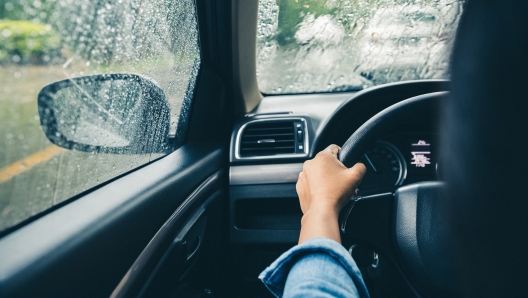 Auto guida pioggia maltempo aquaplaning