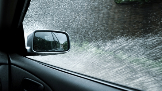 Pioggia guida auto maltempo aquaplaning