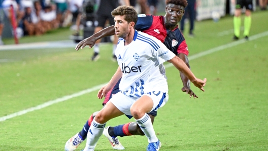 Como\'s midfielder Sergi Roberto Carnicer in action during the Serie A soccer match between Cagliari Calcio and Como at the Unipol Domus in Cagliari, Sardinia -  Monday, 26 August 2024. Sport - Soccer (Photo by Gianluca Zuddas/Lapresse)