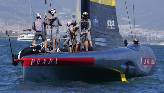 epa11591105 Luna Rossa Prada Pirelli of Italy in action during day eight of the Louis Vuitton Cup in Barcelona, Spain, 07 September 2024.  EPA/Siu Wu