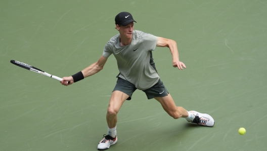 Jannik Sinner, of Italy, returns a shot to Jack Draper, of Great Britain, during the men's singles semifinals of the U.S. Open tennis championships, Friday, Sept. 6, 2024, in New York. (AP Photo/Seth Wenig)