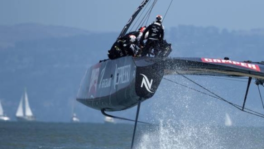 epa03780127 Emirates Team New Zealand takes sail on the race course on the first day of the Louis Vuitton Challenger Series round robin in the San Francisco Bay in San Francisco, California, USA, 07 July 2013. Luna Rossa of Team Italy is boycotting the first race against Emirates Team New Zealand while waiting for the International Jury decision on its protest against the measures introduced by the Regatta Director.  EPA/JOHN G. MABANGLO