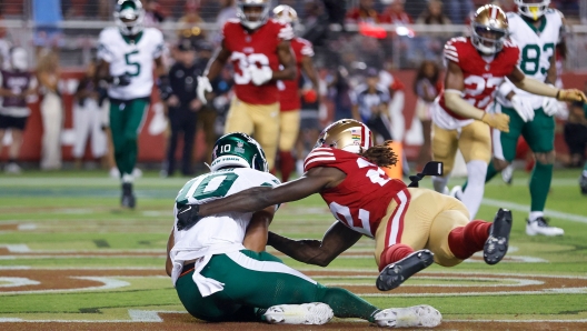 SANTA CLARA, CALIFORNIA - SEPTEMBER 09: Wide receiver Allen Lazard #10 of the New York Jets makes a touchdown catch against cornerback Isaac Yiadom #22 of the San Francisco 49ers during the fourth quarter at Levi's Stadium on September 09, 2024 in Santa Clara, California.   Lachlan Cunningham/Getty Images/AFP (Photo by Lachlan Cunningham / GETTY IMAGES NORTH AMERICA / Getty Images via AFP)