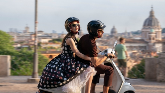 Lily Collins e Eugenio Franceschini di Emily in Paris 4