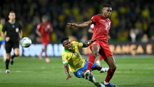 Brazil's forward Vinicius Jr (L) and Ecuador's defender Felix Torres fight for the ball during the 2026 FIFA World Cup South American qualifiers football match between Brazil and Ecuador, at the Major Antonio Couto Pereira stadium in Curitiba, Brazil, on September 6, 2024. (Photo by Mauro PIMENTEL / AFP)