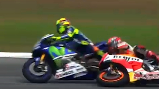 Un momento del duello tra Valentino Rossi e Marc Marquez (D) finito con la caduta dello spagnolo della Honda a Sepang il 25 ottobre 2015. ANSA/SKY SPORT ++ NO SALES, EDITORIAL USE ONLY ++