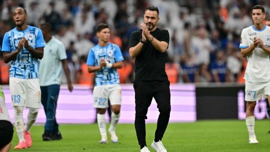 Marseille's Italian headcoach Roberto De Zerbi reacts at the end of the French L1 football match between Olympique Marseille (OM) and Stade de Reim at Stade Velodrome in Marseille, southern France on August 25, 2024. (Photo by Miguel MEDINA / AFP)