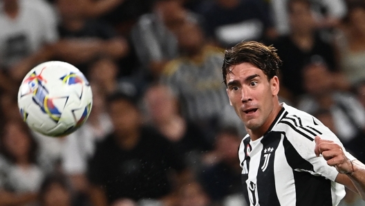 Juventus' Serbian forward #09 Dusan Vlahovic eyes the ball during the Italian Serie A football match between Juventus and Como at The Allianz Stadium in Turin on August 19, 2024. (Photo by Isabella BONOTTO / AFP)